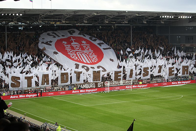 Supporters du Sankt Pauli lors du match face au VfL Osnabrück le 1er mars 2020 (Source : Jeuwre/commons.wikimedia.org)
